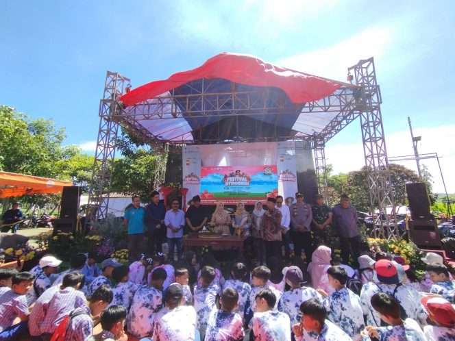 
 Meriah. Festival Stroberi di Desa Pandanrejo diharapkan dapat menarik minat wisatawan yang berkunjung. (Yan)