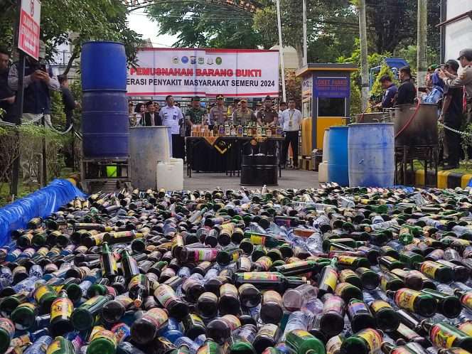 
 Pemusnahan miras hasil Operasi Pekat Semeru 2024 di Polres Malang. (bacamalang/Dhimas) 