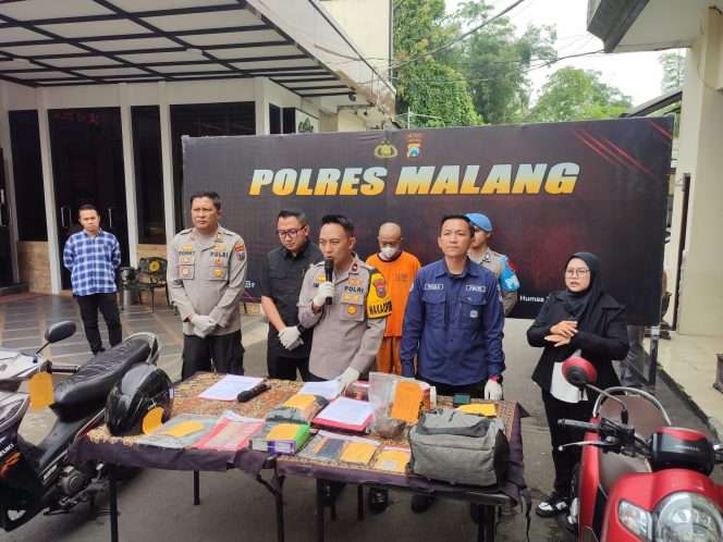 
 Wakapolres Malang didampingi Kasatreskrim, Kapolsek Wagir dan Kasihumas saat memberikan keterangan kepada wartawan. (bacamalang/Dhimas) 