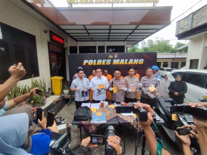 
 Sejumlah barang bukti yang diamankan dari tangan para tersangka. (bacamalang/Dhimas) 