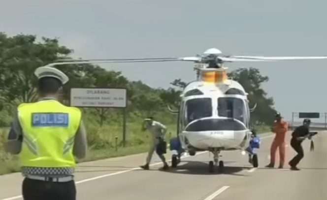 
 Helikopter mendarat di jalan tol saat proses evakuasi korban kecelakaan Bus Rosalia Indah. (instagram @kabarnegri)