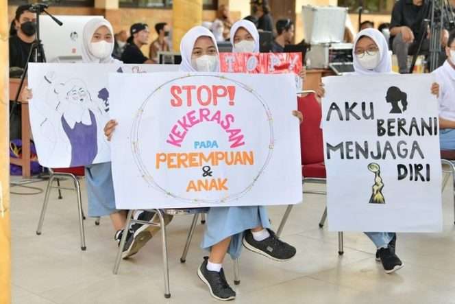 
 Sejumlah siswa sekolah mengkampanyekan stop kekerasan kepada perempuan dan anak. (ist) 