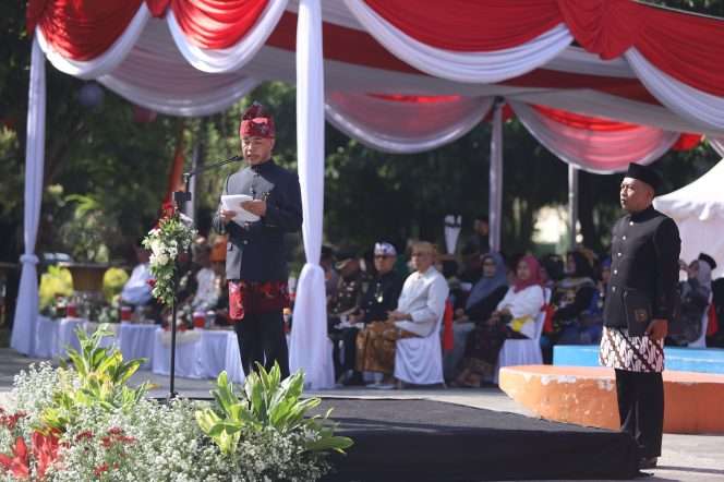 
 Ketua DPRD Kota Batu Asmadi, saat membacakan sambutan tertulis dari Mendikbudristek RI, Nadiem Makarim, dalam kegiatan upacara Peringatan Hardiknas 2024 di halaman Balaikota Amongtani, Pemkot Batu. (Foto: Eko Sabdianto)