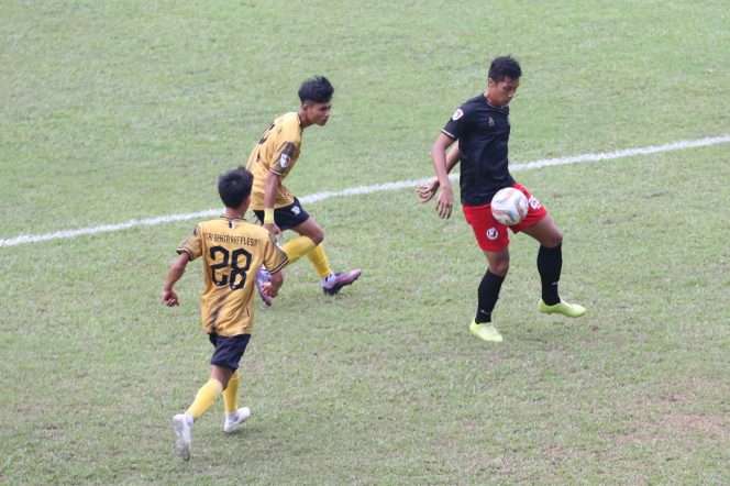 
 Laga babak 32 Besar Nasional Liga 3 2023-2024 match week pertama antara Tri Brata Rafflesia vs NZR Sumbersari FC yang berakhir dengan skor 2-2 di Stadion Gajayana Kota Malang, Senin (13/5/2024) pagi. (rhy)
