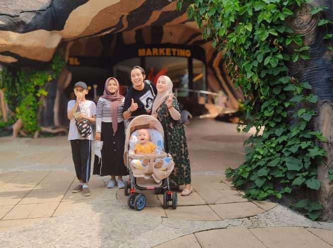 
 Wisatawan asal Kota Malang Raden Roro Ike Prastiti, S.H., M.H., yang berkantor Hukum di Mahapatih Law Office, Kota Malang, saat tengah sesi foto bersama suami dan anak-anaknya usai mengunjungi Batu Secret Zoo, JTP 2. (Yan)