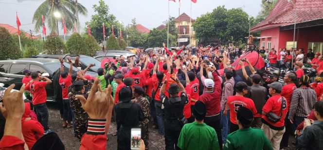 
 Para relawan mengangkat Abah Gunawan ke udara usai menyerahkan formulir pendaftaran di DPC PDI Perjuangan Kabupaten Malang. (bacamalang/Dhimas) 