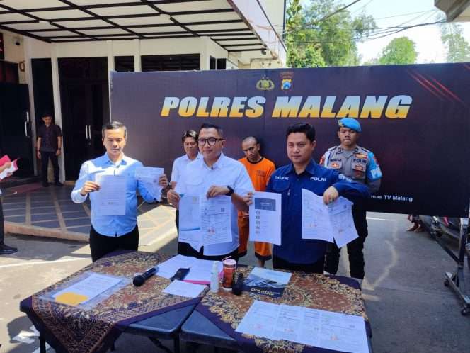 
 Kasatreskrim Polres Malang menunjukkan barang bukti yang diamankan dari tangan tersangka. (bacamalang/Dhimas) 
