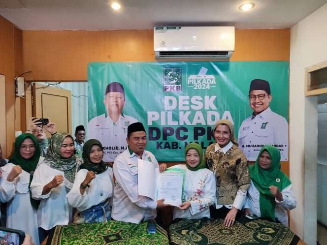 
 Bu Nyai Lathifah Shohib menyerahkan berkas pendaftaran di DPC PKB Kabupaten Malang. (bacamalang/Dhimas) 
