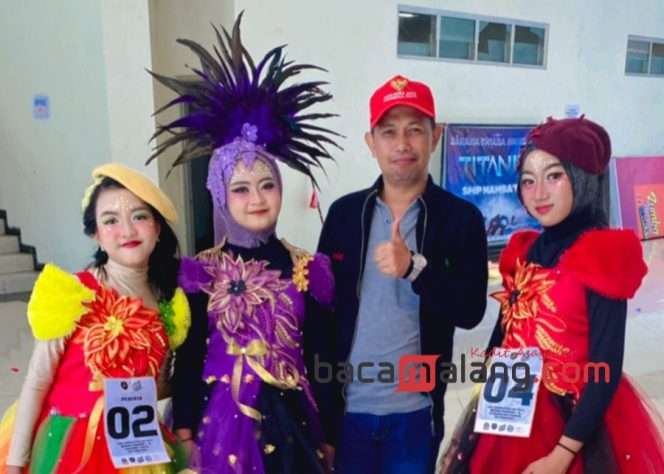 
 Kepala Sekolah SDN Purwantoro 8 Kota Malang bersama para siswi berprestasinya di Lomba Drumband KDS se-Jatim. (ist)