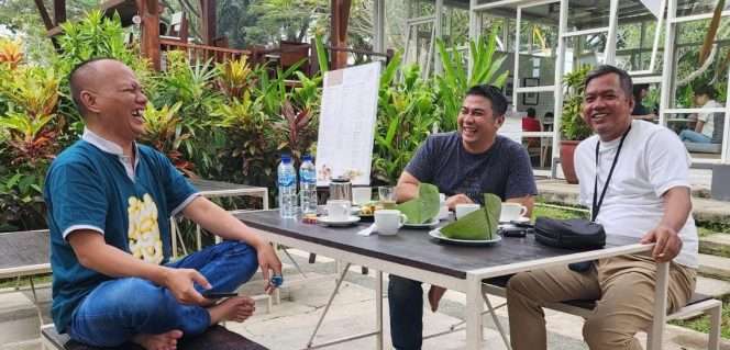 
 Wakil Bendahara DPD Golkar Jawa Timur, Rudiatul Mustaufik; Wakil Ketua DPC PDI Perjuangan Kabupaten Malang, Abdul Qodir; dan Sekretaris DPC Gerindra Kabupaten Malang, Zia'ul Haq saat njagong bareng di salah satu kafe di Kota Malang. (ist)