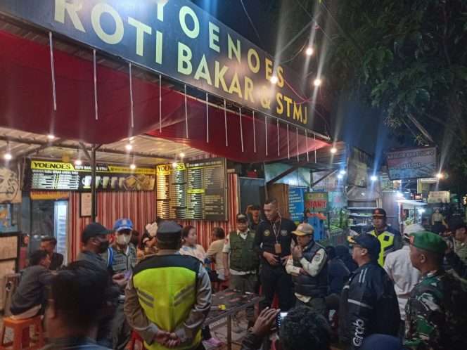 
 Berulangkali ditertibkan namun tetap saja nekat berjualan diatas trotoar, Yoenoes Roti Bakar & STMJ akhirnya ditertibkan kembali oleh Satpol PP Pemkot Batu. (Yan)