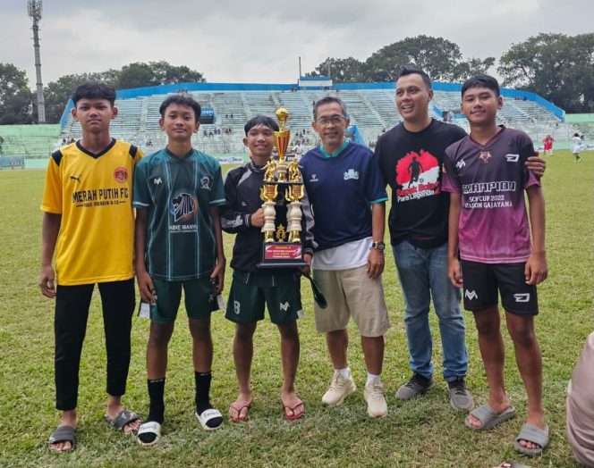 
 Manajer SSB Arunda Abi Manyu, bersama salah satu legend sepak bola dan SSB anak asuhnya, usai laga legend di stadion gajayana (humas)
