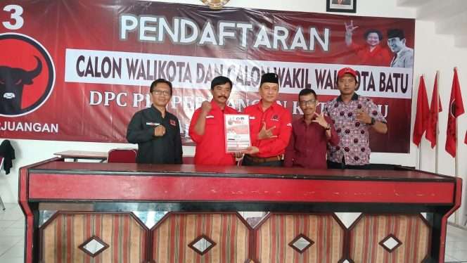 
 Ketua PAC PDI Perjuangan Junrejo Asaf, SP saat tengah mengembalikan formulir pendaftaran Calon Wakil Wali Kota Batu kepada Tim 9 di Kantor DPC PDI Perjuangan Kota Batu. (Yan)