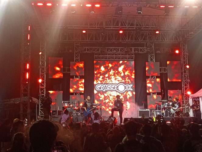 
 Penampilan Grassrock, salah satu band papan atas yang menghibur pengunjung dalam konser musik Rock Gunung. (Yan)