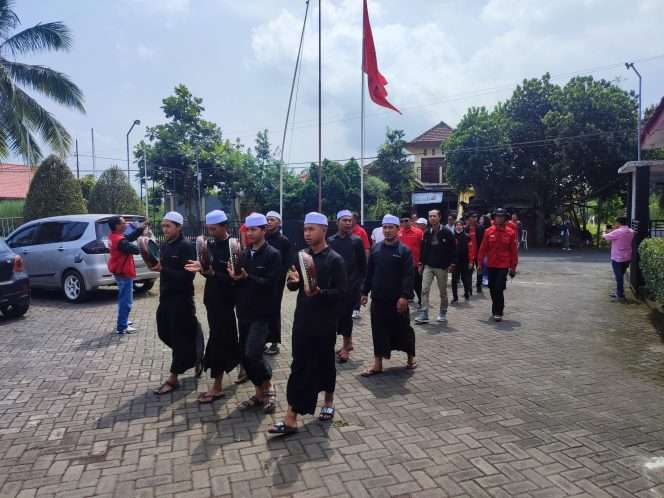 
 Lantunan hadrah shalawat mengiringi Poros Perjuangan mendaftarkan Abah Gunawan ke DPC PDI Perjuangan Kabupaten Malang. (bacamalang/Dhimas) 