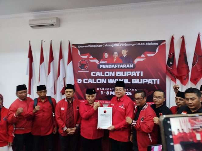 
 HM Sanusi menyerahkan berkas formulir pendaftaran kepada Ketua DPC PDI Perjuangan Kabupaten Malang Didik Gatot Subroto. (bacamalang/Dhimas) 