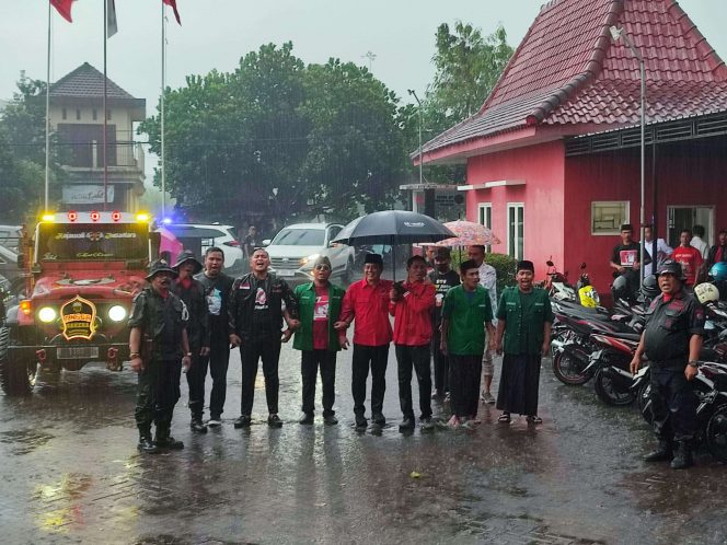 
 Abah Gunawan bergandengan tangan dengan relawan ketika datang ke DPC PDI Perjuangan Kabupaten Malang. (bacamalang/Dhimas) 
