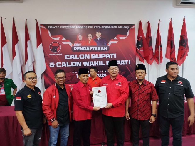 
 Abah Gunawan menyerahkan formulir pendaftaran kepada Ketua DPC PDI Perjuangan Kabupaten Malang Didik Gatot Subroto. (bacamalang/Dhimas) 