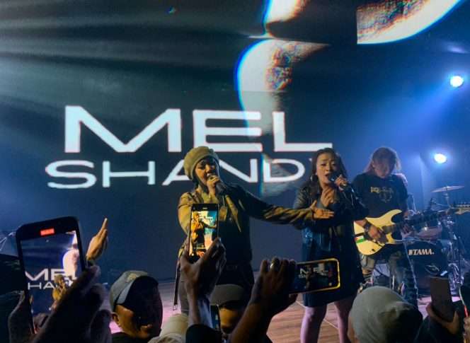 
 Penampilan Mel Shandy berkolaborasi dengan Alin, lady rocker Malang. (yog)