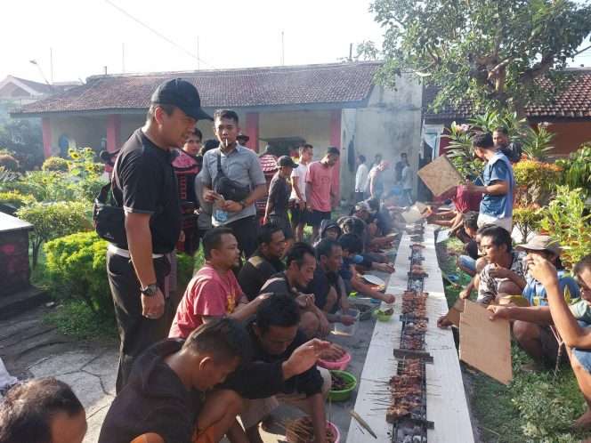 
 Petugas lapas dan wbp bersama-sama membakar sate dari daging kurban, suasana keakraban antara petugas dan wbp. (Humas)