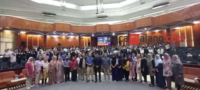 
 Sivitas akademika Fakultas Ilmu Sosial dan Ilmu Politik Universitas Brawijaya (FISIP UB) saat seremonial pembukaan Program Studi Magister Sains Psikologi di Gedung Widyaloka UB, Rabu (5/6/2024). (Nedi Putra AW)