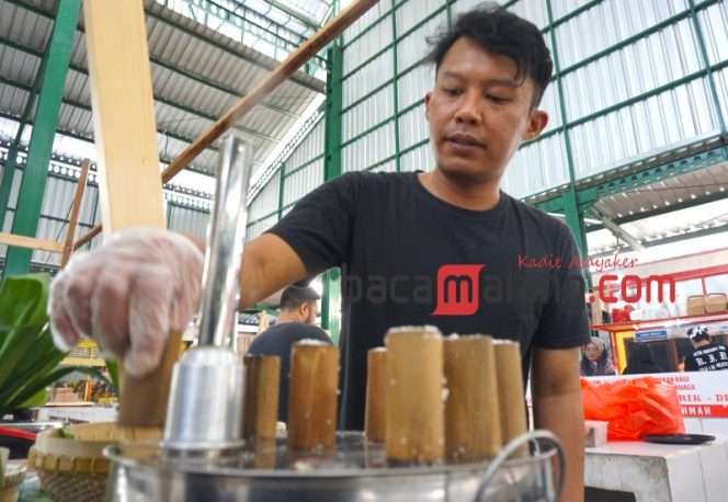 
 Ivan Rahman saat mengukus kue putu di kios Kueh Putu Klojen Angin Laot Pasar Klojen, Kota Malang, Minggu (30/6/2024). (Nedi Putra AW)