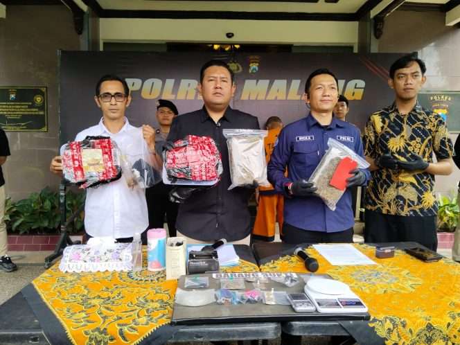 
 Sejumlah barang bukti yang diamankan dari dua tersangka. (ist) 