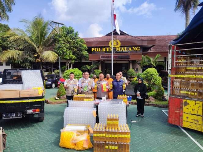 
 Sejumlah barang bukti yang diamankan dari kedua tersangka. (bacamalang/Dhimas) 