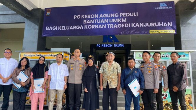 
 PG Kebon Agung dan Polres Malang berikan bantuan UMKM untuk keluarga korban Tragedi Kanjuruhan. (ist) 