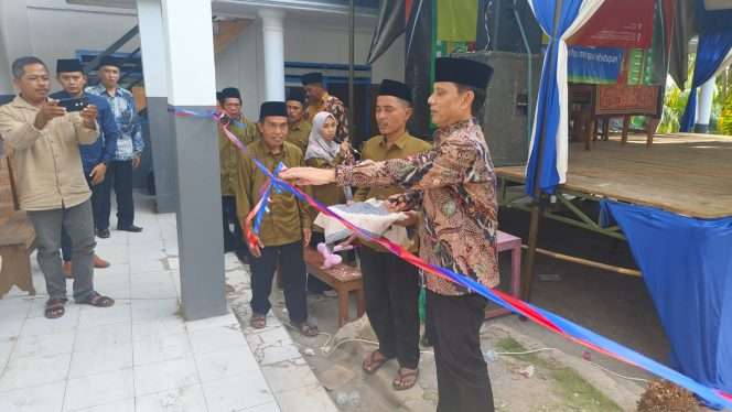
 Abah Gun meresmikan gedung RA dan MI Al Misbakh di Desa Kedungbanteng Sumawe. (ist) 