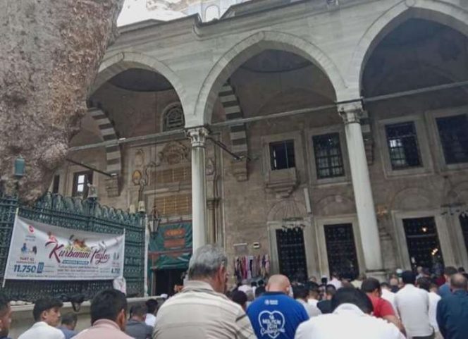 
 Narendra melaksanakan ibadah Salat Jumat sehari menjelang perayaan Idul Kurban, di Masjid Eyüp Sultan.(IG Narendra)