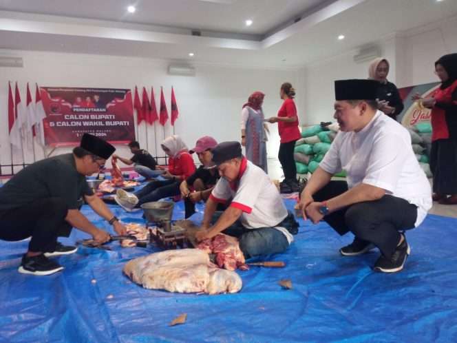 
 Proses pemotongan daging kurban di DPC PDI Perjuangan Kabupaten Malang yang salah satunya berasal dari Abah Gun. (ist) 
