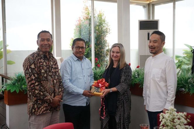 
 Deputy Vice President Global Business Development KCL, Dr. Helen Bailey, bersama rektor UMM Prof. Dr. Nazaruddin Malik diapit Prof Fauzan dan Direktur Utama KEK Singhasari, David Santoso (kanan) di kampus UMM, Selasa (25/6/2024).(ist)