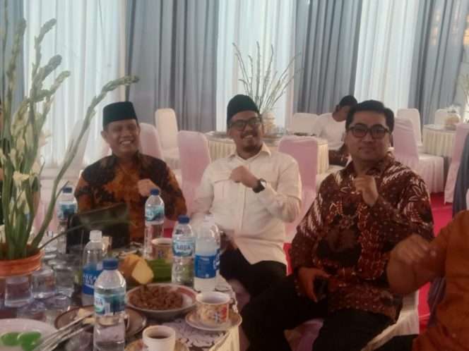 
 Abah Gun saat bertemu dengan Dewanata pada acara kondangan di Desa Rejoyoso Kecamatan Bantur. (ist) 