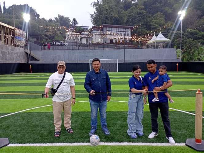 
 Owner Kaluna Resort & Cafe, H. Lukman Hakim, saat tengah menggunting pita sebagai tanda Real Opening di lapangan MAB Mini Soccer. (Yan)