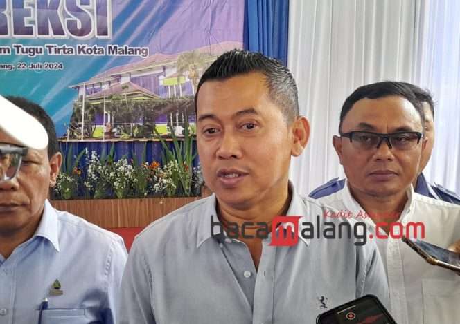 
 Dirut Perumda Tugu Tirta Kota Malang, Priyo Sudibyo, bersama Dirut Perumda Tirta Kanjuruhan, Syamsul Hadi dan Perumda Among Tirto Kota Batu Edy Sunaedi, saat memberikan keterangan kepada awak media. (Rohim Alfarizi)