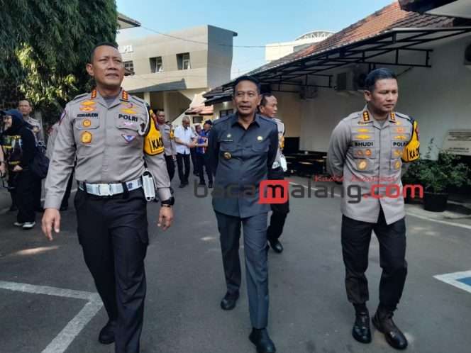
 Dirlantas Polda Jatim Kombes Pol Komarudin, Kapolresta Malang Kota Kombes Pol Budi Hermanto, dan Pj Walikota Malang Wahyu Hidayat. usai meresmikan Gedung traffic Engineering Education. (Rohim Alfarizi)