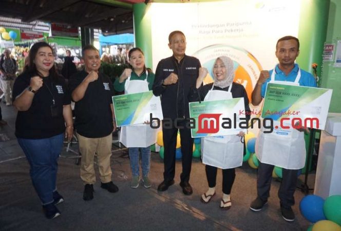 
 Pj. Wali Kota Malang Dr.Ir Wahyu Hidayat MM didampingi Kepala BPJS Ketenagakerjaan Cabang Malang Widodo usai memberi kartu dan celemek secara simbolis kepada perwakilan pedagang untuk kepesertaan BPJS Ketenagakerjaan dalam Pasar Sadar BPJS Ketenagakerjaan di Pasar Oro-Oro Dowo Kota Malang, Kamis (25/7/2024). (Nedi Putra AW)