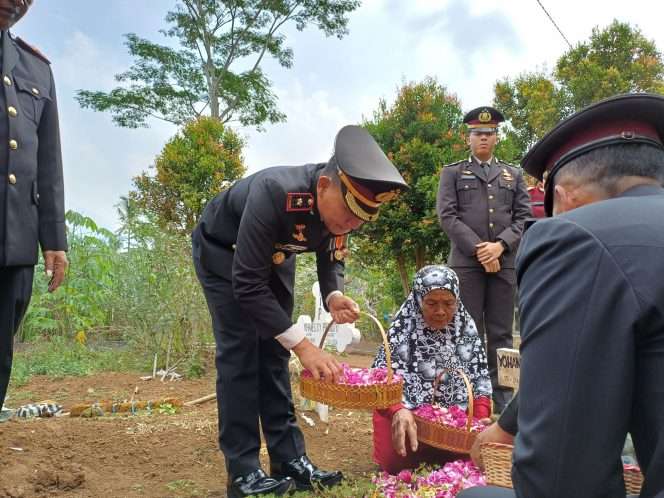 
 Kegiatan ziarah ke makam korban meninggal Tragedi Kanjuruhan. (Dok Humas Polres Malang)