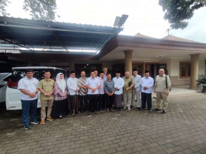 
 Kepala Bapanas saat bertemu para petani tebu di kediaman KH Hamim Kholili. (bacamalang/Dhimas)