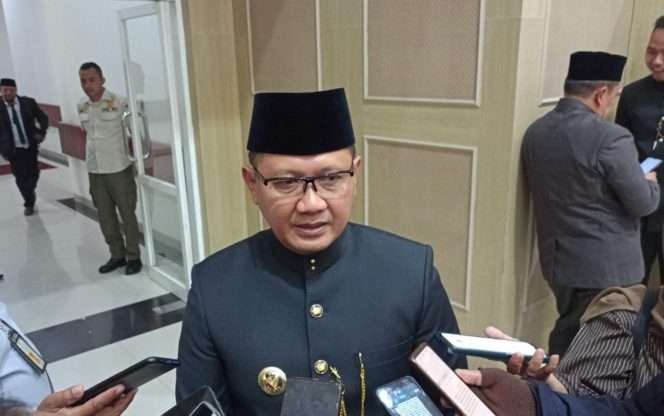 
 Pj. Wali Kota Batu, Aries Agung Paewai, saat tengah diwawancarai awak media usai Pengukuhan Perpanjangan Masa Jabatan Kades dan BPD. (Yan)