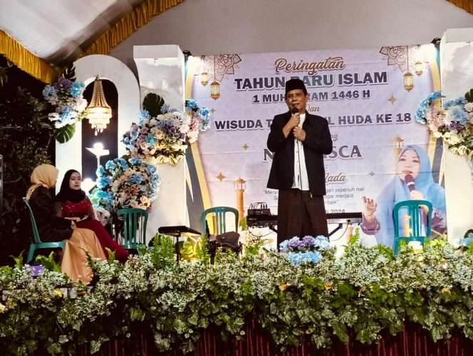 
 Abah Gun saat menghadiri Peringatan Tahun Baru Islam dan Wisuda TPQ Nurul Huda ke 18 di Pepen Mojosari Kepanjen. (ist)