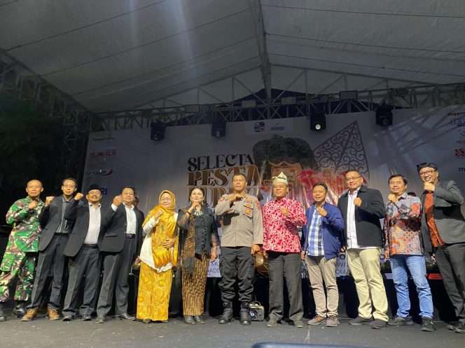 
 Dirut PT. Selecta, Komisaris, Danramil Bumiaji, Kapolsek Bumiaji, Kadisparta Kota batu, saat tengah sesi foto bersama dalam kegiatan acara Pesta Budaya. (Yan)