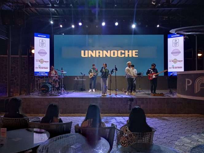 
 Perform dari Unanoche Band, saat tengah menghibur para wisatawan yang berkunjung ke Paolo Fest. (Yan)