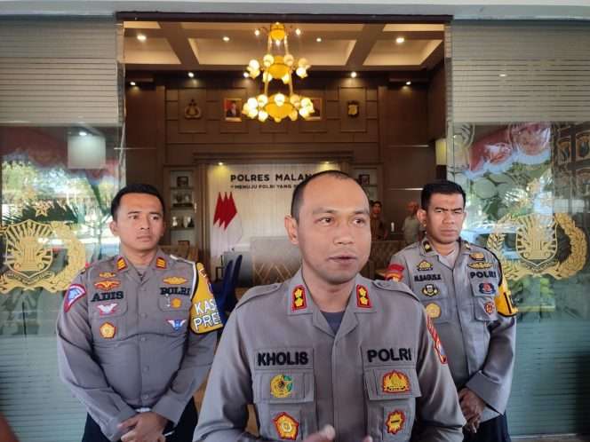
 Kapolres Malang, AKBP Putu Kholis Aryana saat memberikan keterangan kepada wartawan. (bacamalang/Dhimas) 