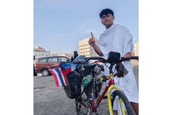 
 Pegowes 'Justice for Kanjuruhan' Narendra Wicaksono layak dijuluki Satria Nusantara 'Berjubah Putih ' mengenakan kain Ihram bersiap menjalankan ibadah Umrah. (IG Narendra)