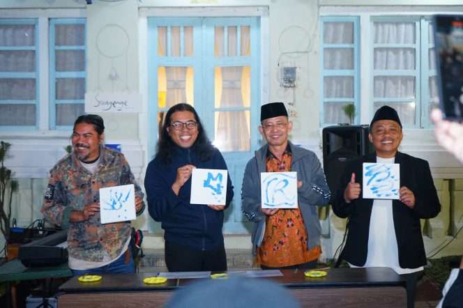 
 Kurator seni Dr. Mike Susanto (dua dari kiri), mendampingi Ketua Umum PP Muhammadiyah Haedar Nashir dalam pameran seni Tarian Langit di Srengenge Art Space Batu, Jumat (19/7/2024).(ist)