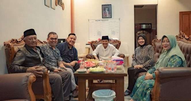 
 Bu Nyai Lathifah mengawali kunjungan silaturrahim ke rumah Abah Gun, bacalon Bupati Malang dari PDI Perjuangan. (ist)
