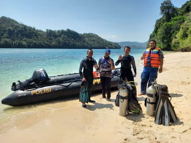 
 Berfoto bersama usai kegiatan monitoring terumbu karang di Pulau Sempu. (Dok SALAM)
