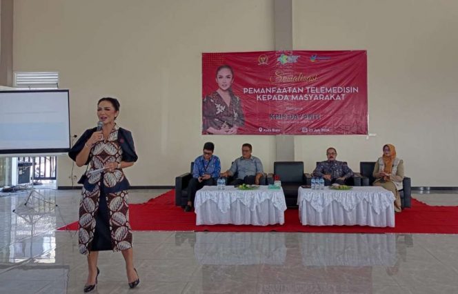 
 Anggota Komisi lX DPR RI Kris Dayanti, saat tengah memberikan pemaparan dalam kegiatan acara Pemanfaatan Telemedicine dihadapan warga masyarakat Desa Oro-oro Ombo. (Yan)